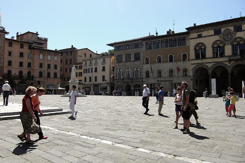 13 Lucca - piazza s. Michele.JPG